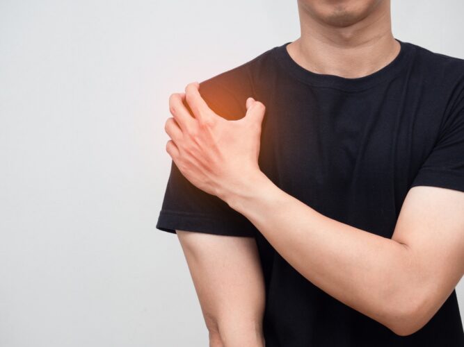 ツインレイと右肩の痛みは何のサイン？右肩が痛い時のスピリチュアルな意味とは？
